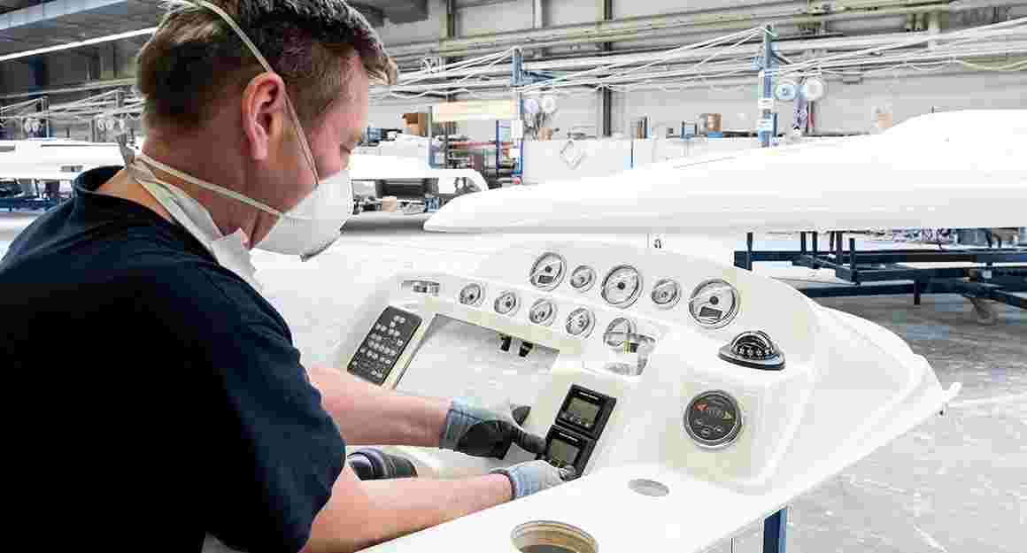 Assembling the instrument panel in the BAVARIA YACHTS shipyard